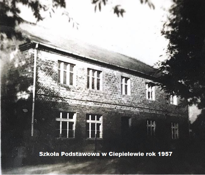 Zdjęcie przedstawia budynek Szkoły Podstawowej w Ciepielewie w roku 1959